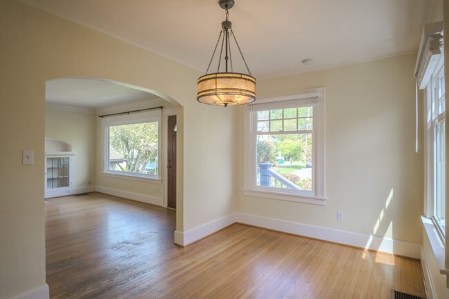 Building Photo - 3Bd/1.75Ba Seattle House