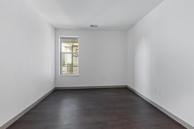 Building Photo - 2420 E Capitol Dr