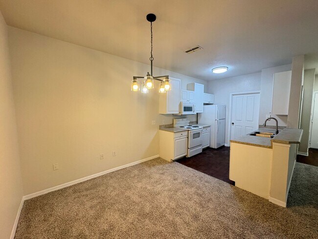 Building Photo - 6016 Hemingway Cir