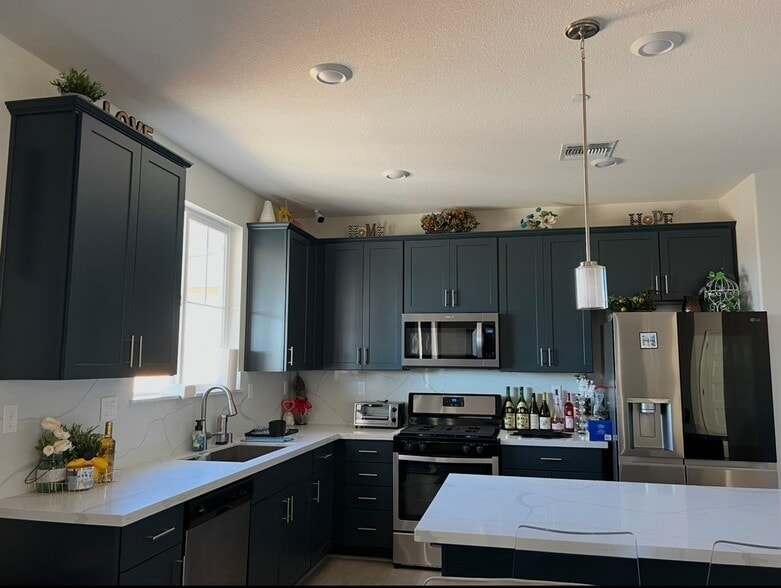 Building Photo - 729 Featherstone Dr