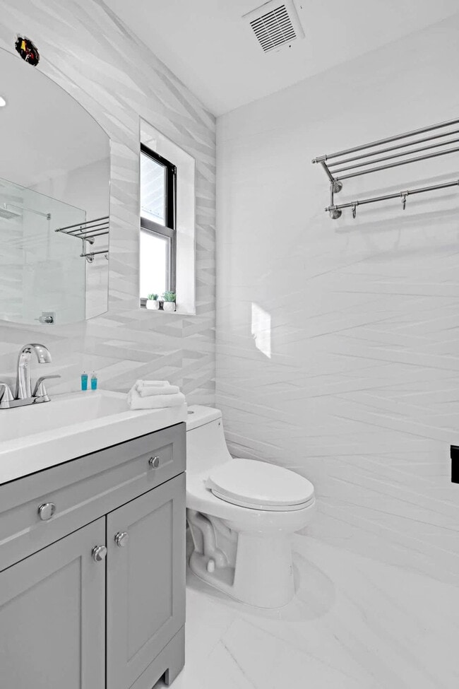 Building Photo - 17835 NE 6th Ave