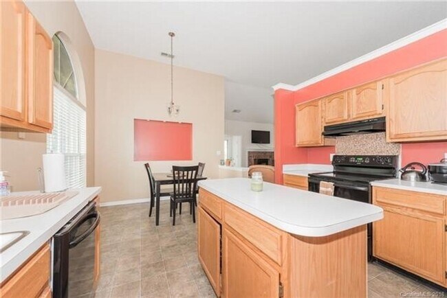 Building Photo - Spacious 4BR House in Charlotte