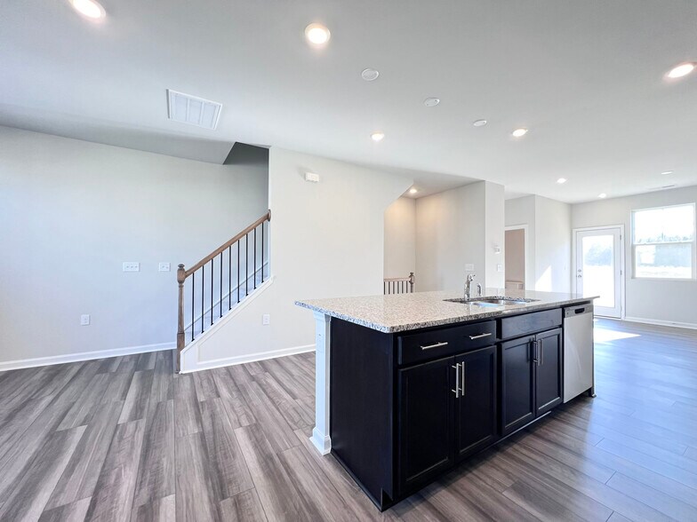 Building Photo - 1988 Rosedale Ridge Ave