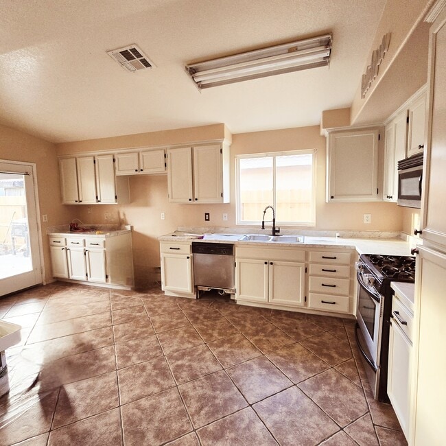 Building Photo - 2219 Camino Dr