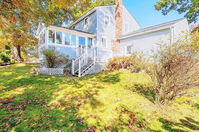 Building Photo - 10 Friar Tuck Ln