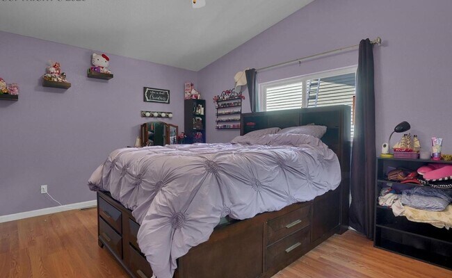 Building Photo - 3 Bedroom 2 Bath Single Family Home Near U...