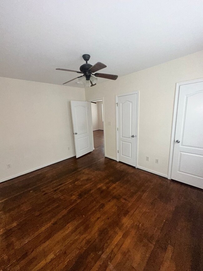 Building Photo - Three Bedroom Condo - Centrally Located Su...