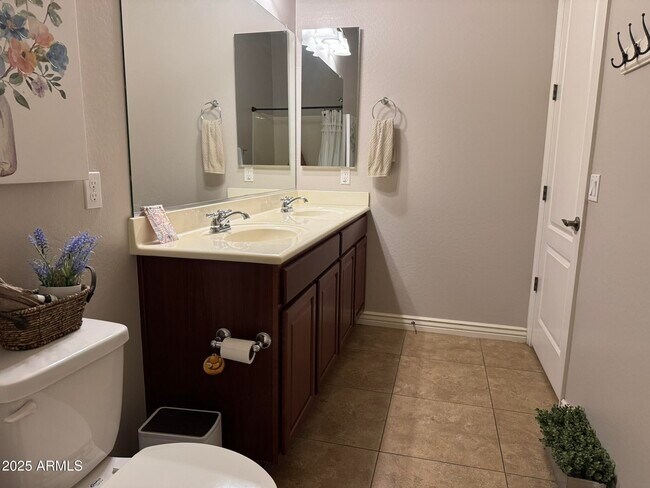 Building Photo - 2531 E Iris Dr