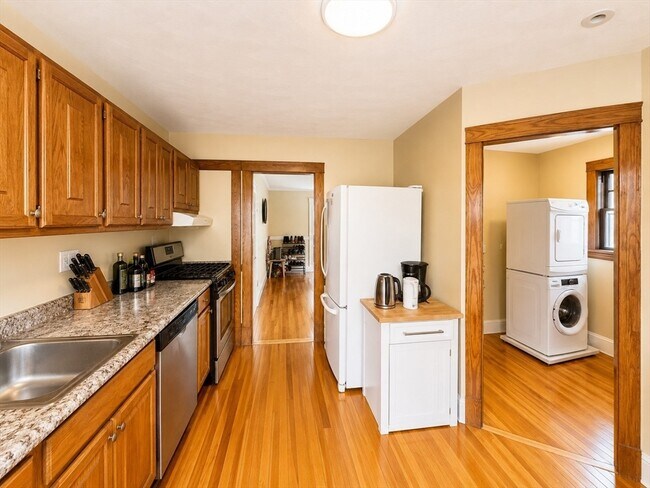 Building Photo - 18 Linden Pl