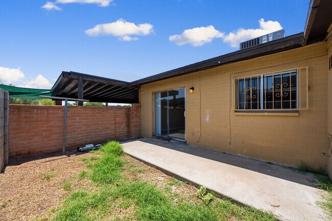 Building Photo - Centrally Located Townhome