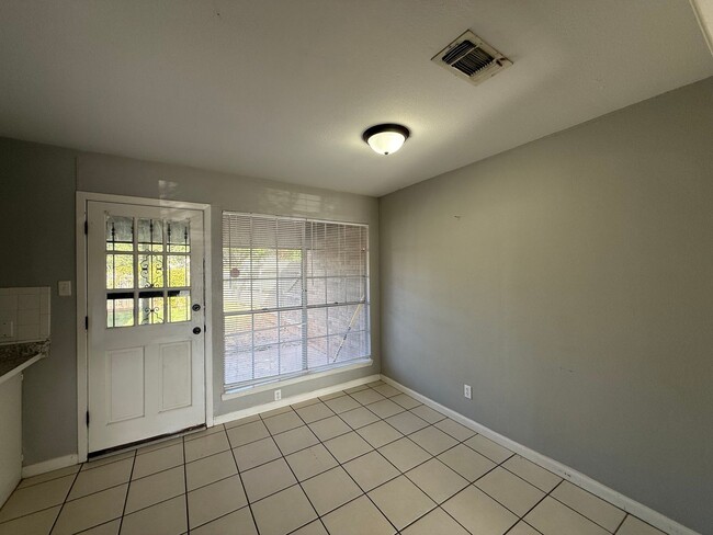 Building Photo - 3128 Sunset Dr