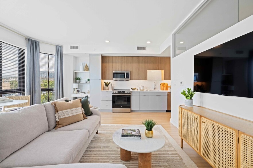 Primary Photo - Everly