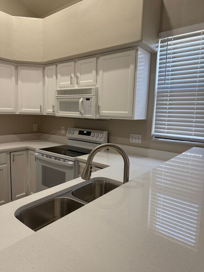 Building Photo - Oro Valley SFH in Gated Community