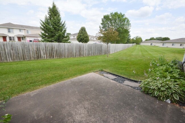Building Photo - Hard to find end unit townhome with 2 car garage!
