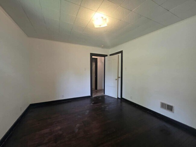 Building Photo - Charming Corner lot for rent!