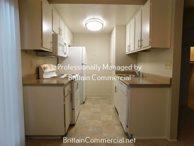 Building Photo - Spacious 2 Bedroom 1.5 Bath Townhouse Apar...