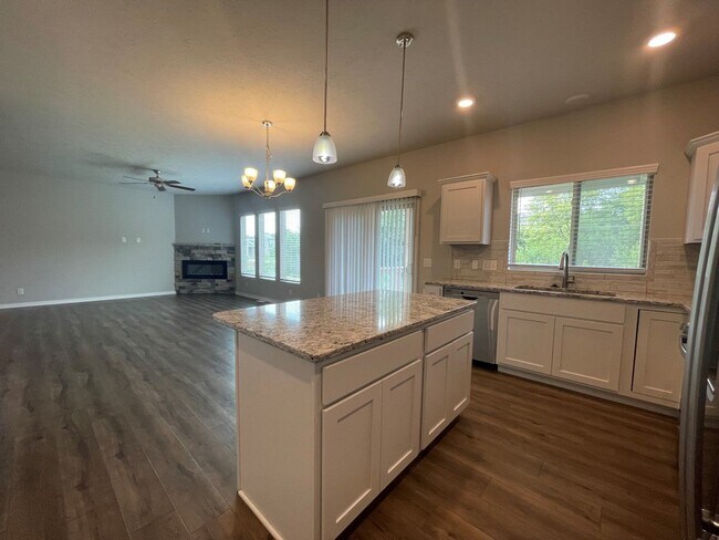 Building Photo - Large Home in Bellevue for Rent!