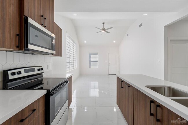 Building Photo - 16 Jessica Ln