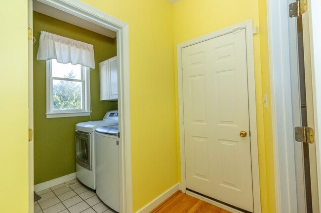 Building Photo - 4 bed, 3.5 bath Single Family Home in Charles Town, WV