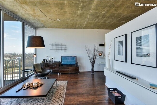 Building Photo - 5925 Almeda Rd