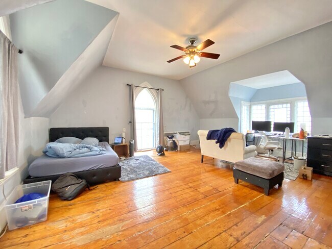 Building Photo - 139 Hillside St