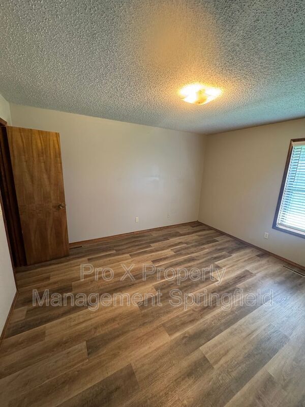 Building Photo - 3720 N Farm Rd 165