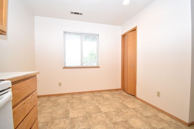 Building Photo - 3BD, 1BA Top Floor Unit