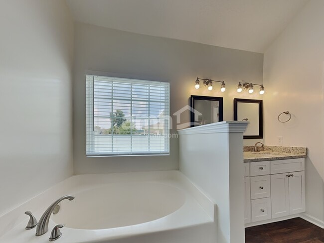 Building Photo - 60 Rhett Ln