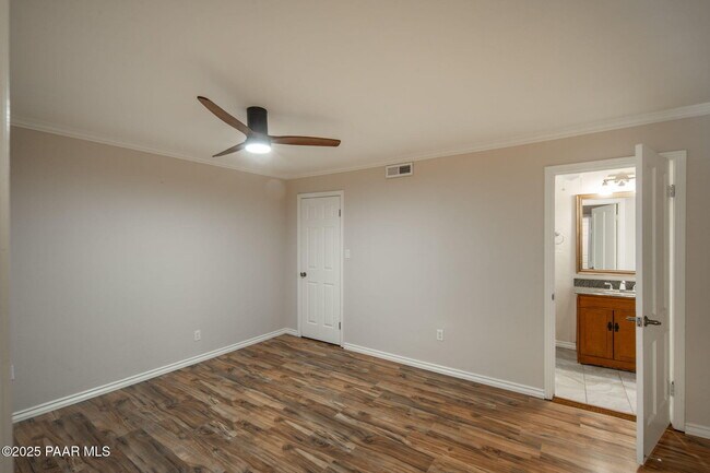 Building Photo - 847 Clubhouse Dr