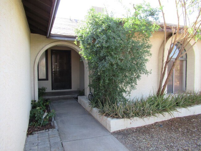 Building Photo - Spacious 4 Bedroom Home in Convenient Mesa...