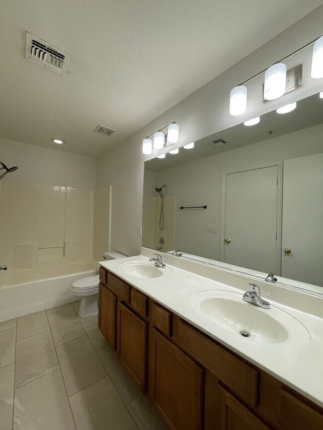 Building Photo - READY TO TOUR! Spacious 4 Bed 2 Bath Home in Phoenix