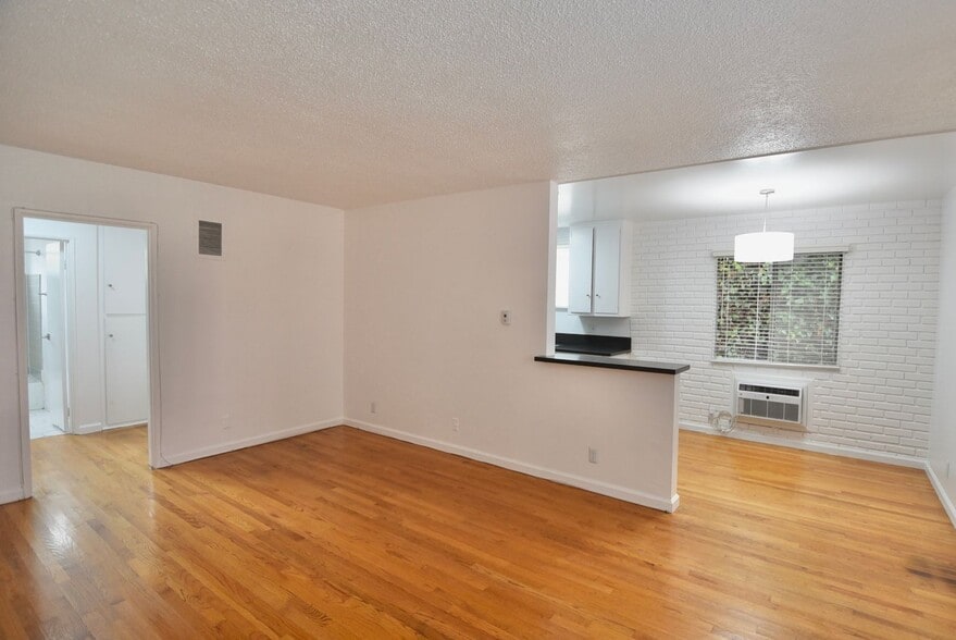 Building Photo - 11143 Aqua Vista St