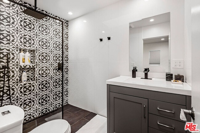 Building Photo - 717 Huntley Dr