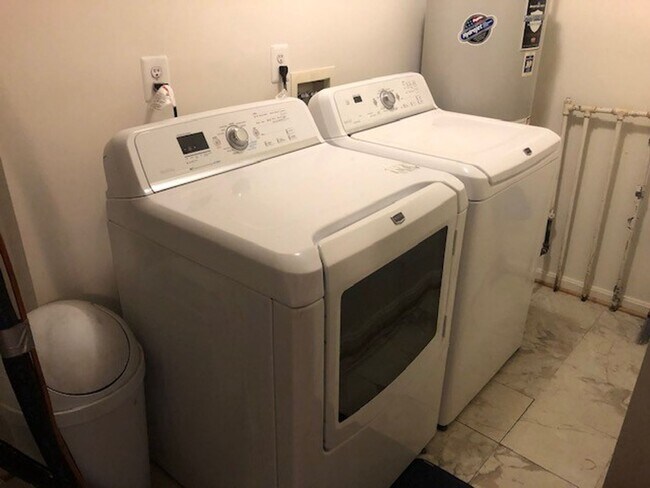 Building Photo - 3-bed 2.5-bath End-Unit Townhouse in desirable Piney Orchard Community