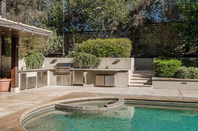 Building Photo - 2510 Skyfarm Dr