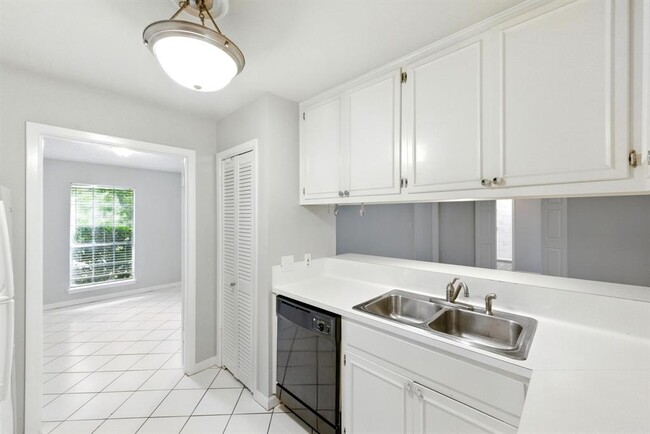 Building Photo - 1009 Rebbeca Dr