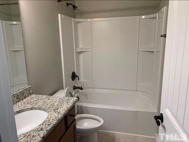 Common Full Bathroom - 432 Chanson Dr