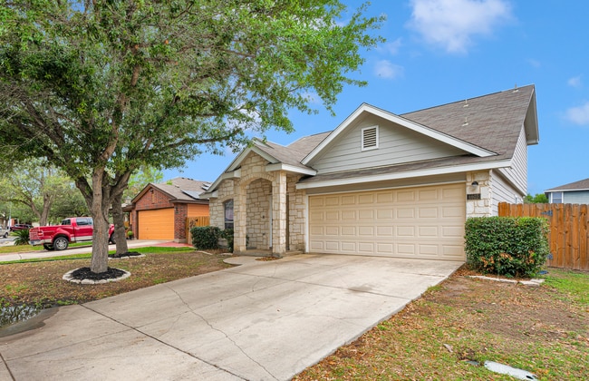 Building Photo - Charming 3 Bed 2.5 Bath Home in Woodlake Meadows Community