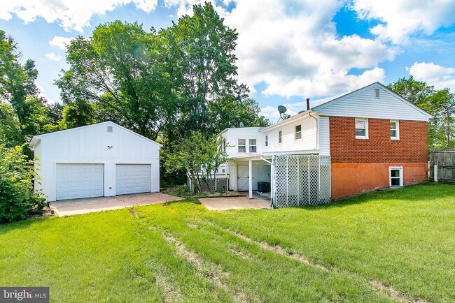Building Photo - 9802 Lomond Dr