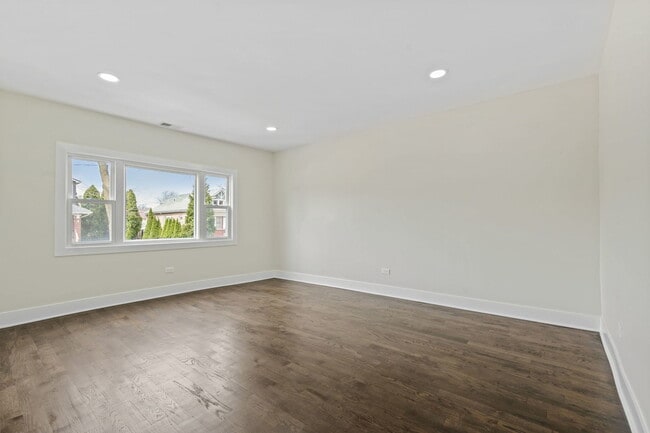 Building Photo - 9419 S St Lawrence Ave