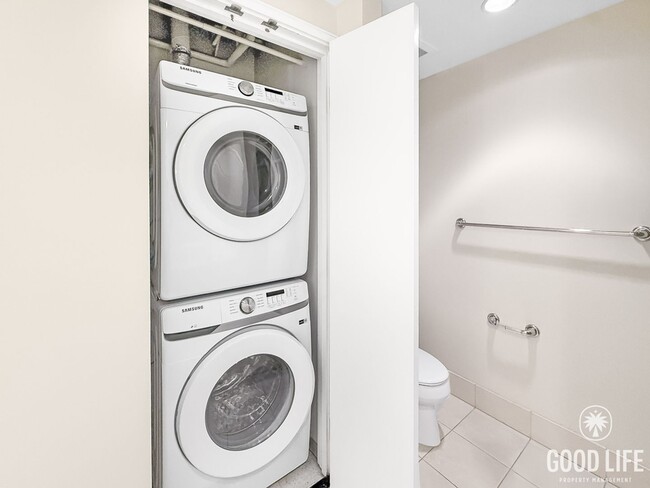 Building Photo - Downtown Luxury Living – 2B/2BA Condo with...