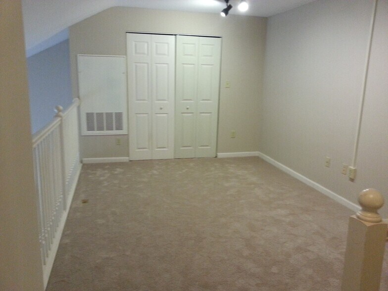 216 sqft loft with walk-in closet - 704 Bristol Village Dr