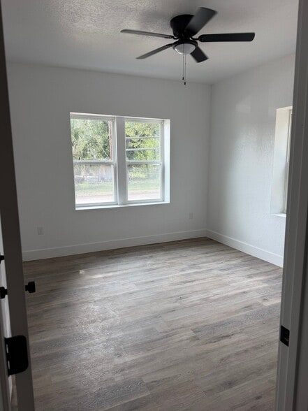 Building Photo - 403 S Calaveras St