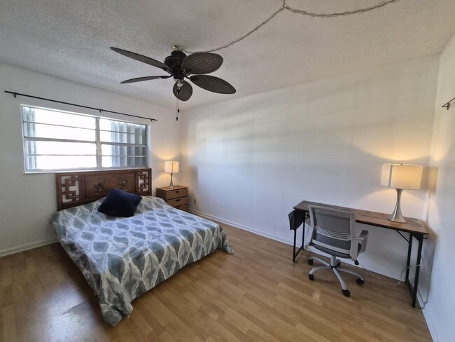 Building Photo - 100 Royal Palm Way