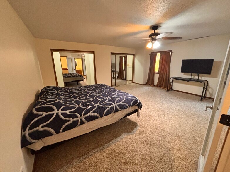 Building Photo - 710 S Shore Ct