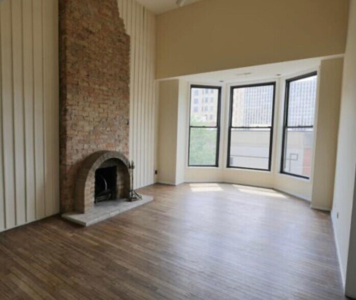 Building Photo - 602 W Surf St