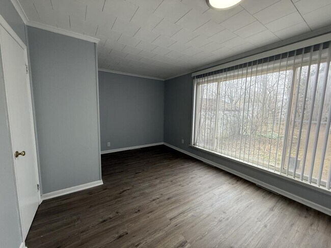 Building Photo - 1410 Bradley Ave