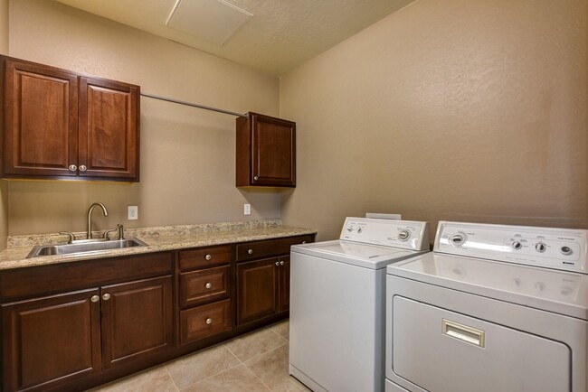 Building Photo - Beautiful custom home in The Dells!