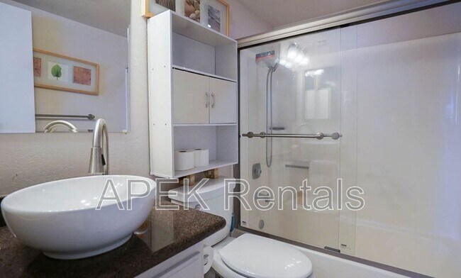 Building Photo - 5301 E Waverly Dr