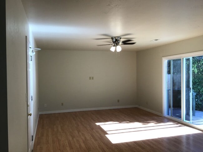 Building Photo - Three bedroom home in Fair Oaks